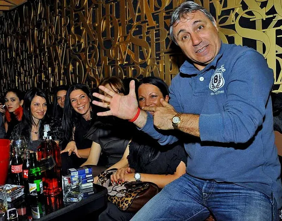 Стоичков празнува с пет красавици