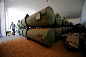 US оръжейни експерти обезвреждат експлозиви в Либия