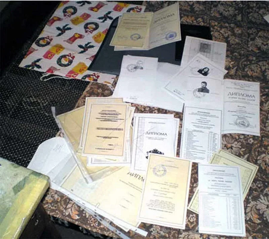 Спипаха фалшификатор на дипломи