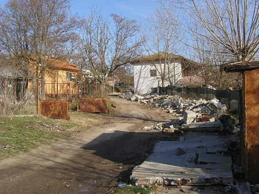 Веселото село се изнася