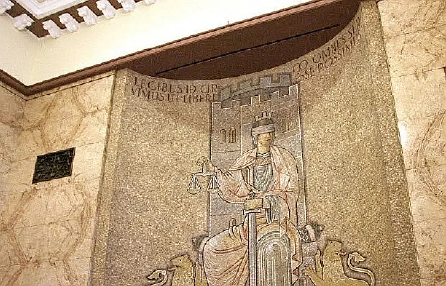 Полицай-наркодилър остава в ареста