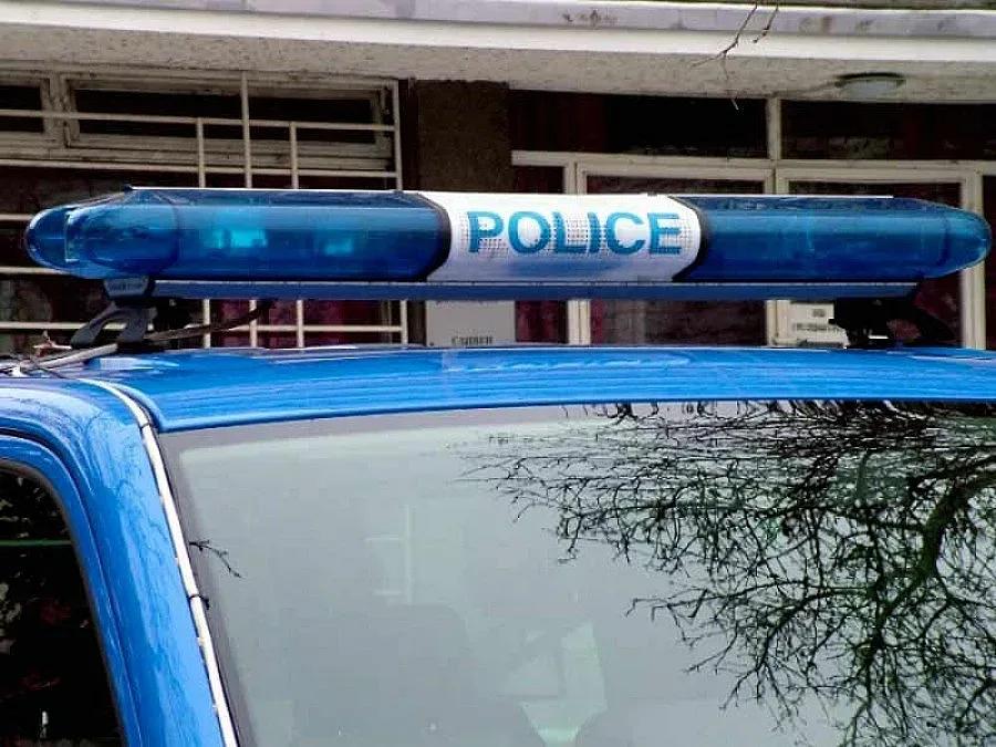 Бедняк задига кола, продава двигателя за скрап