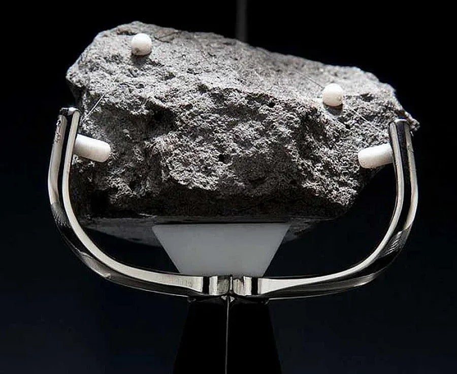 Задигнали 500 космически мостри от НАСА