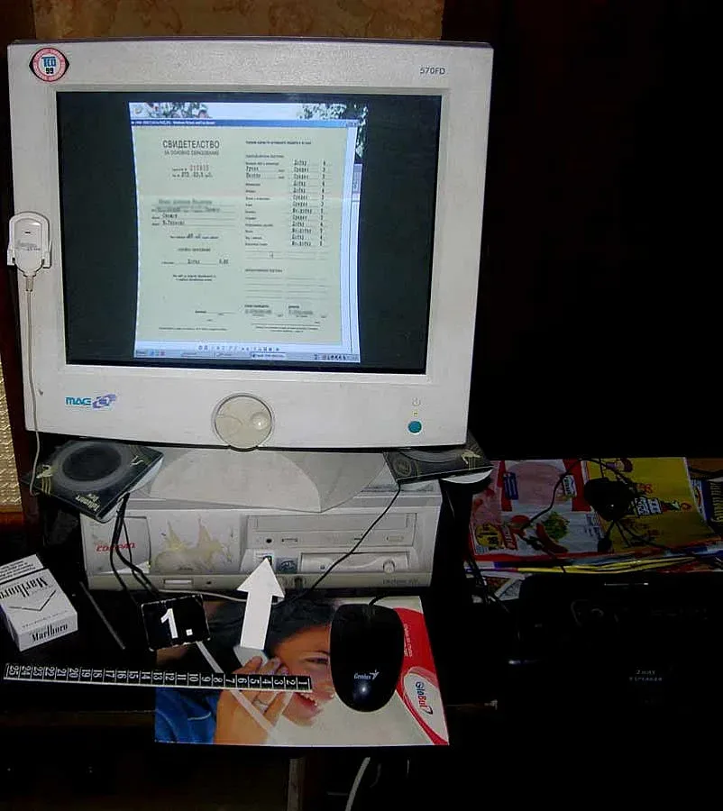 Арестуваха двама, издавали дипломи за всичко