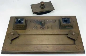 Броиха $ 423 000 за несесер на Хитлер