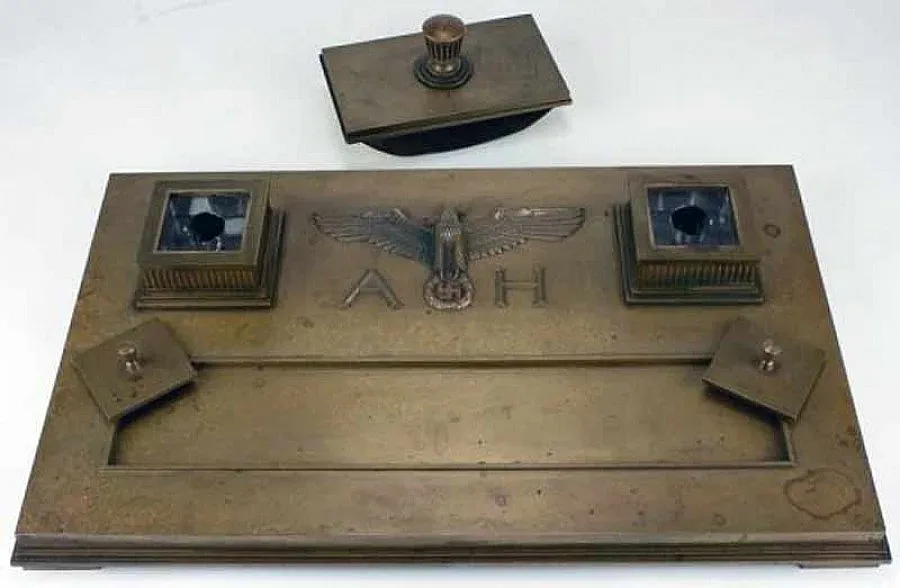 Броиха $ 423 000 за несесер на Хитлер