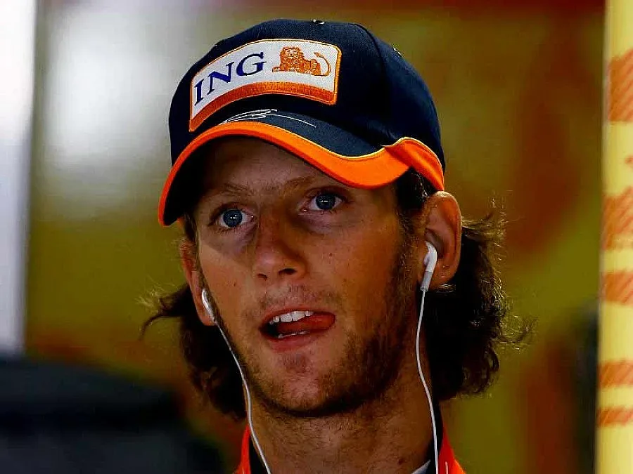 Френски пилот сменя Виталий Петров в "Лотус-Рено"