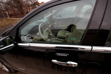 Дядо Кирил слиза от линкълна