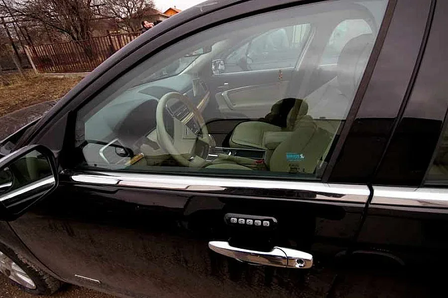 Дядо Кирил слиза от линкълна