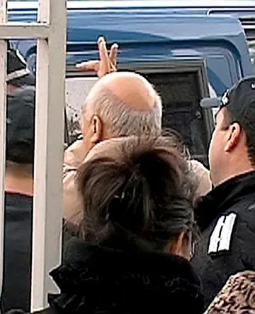 Разследват Цар Киро за средния пръст