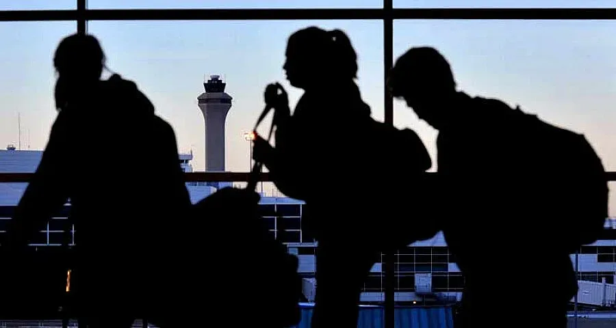 Западняци бягат в България