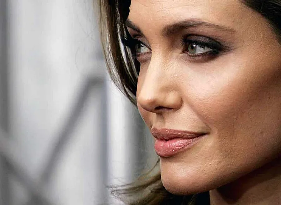 Анджелина Джоли се разфуча срещу Дженифър Анистън