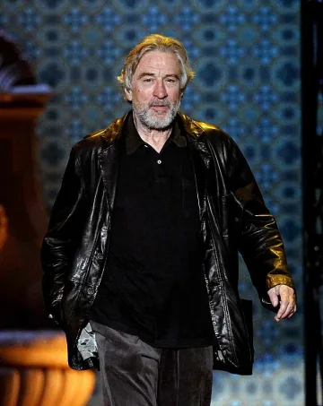 Робърт Де Ниро, Мишел Пфайфър и Хилъри Суонк се срещат в "Новогодишна нощ"