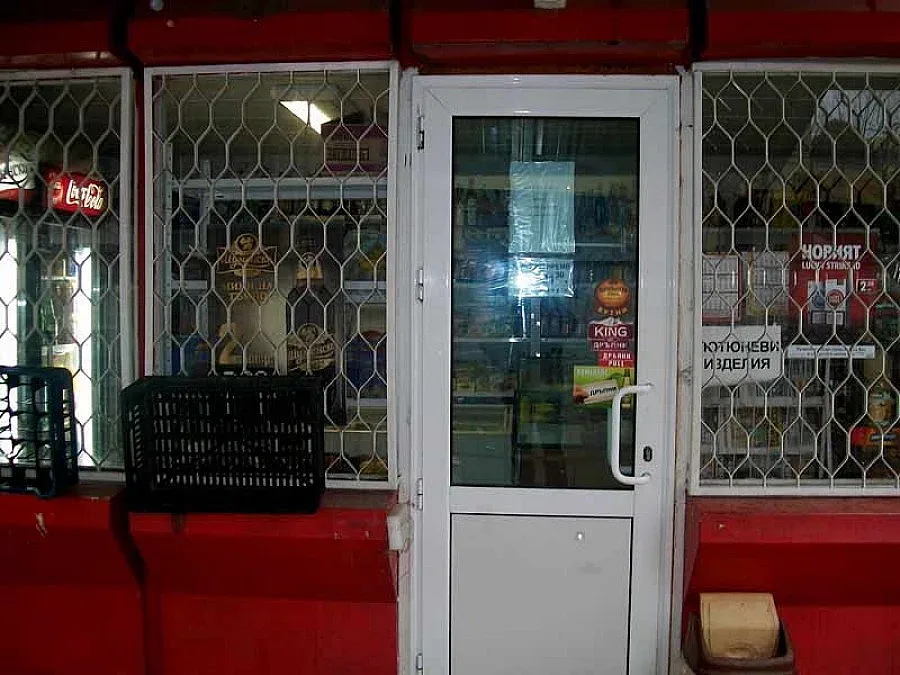 Висок мъж с малък пищов ограби бакалия