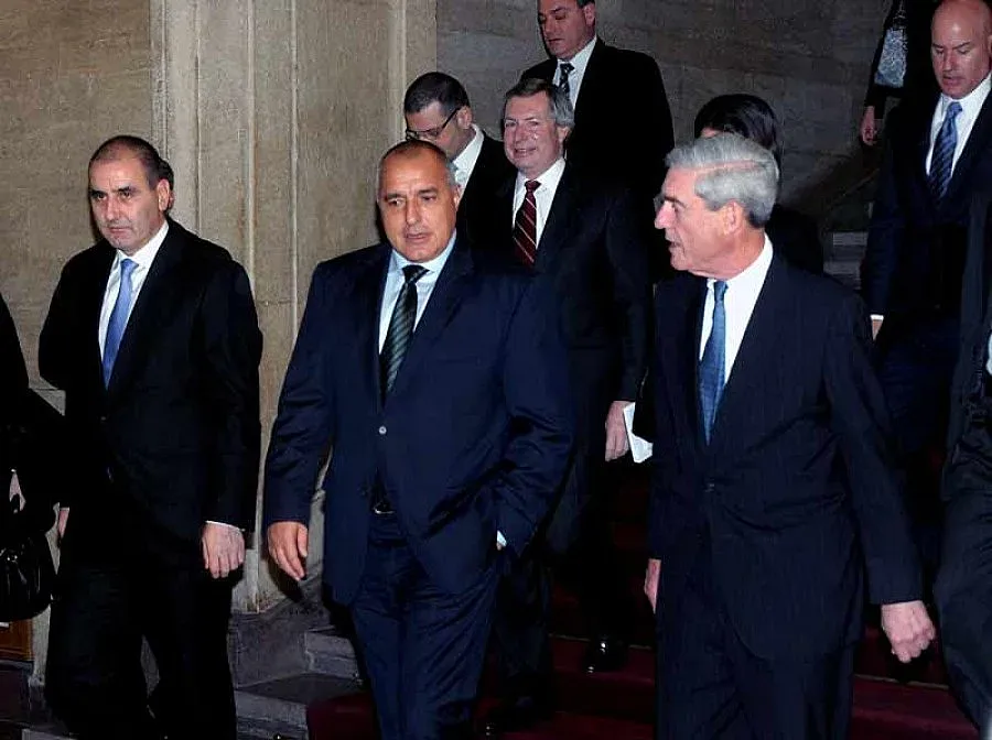 ФБР ни учи да борим хакери 