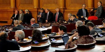 Играят си на фашисти и партизани в парламента