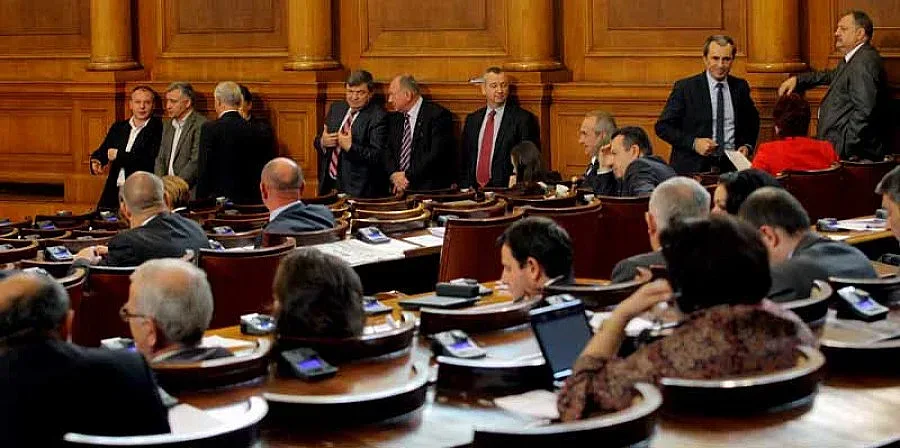 Играят си на фашисти и партизани в парламента