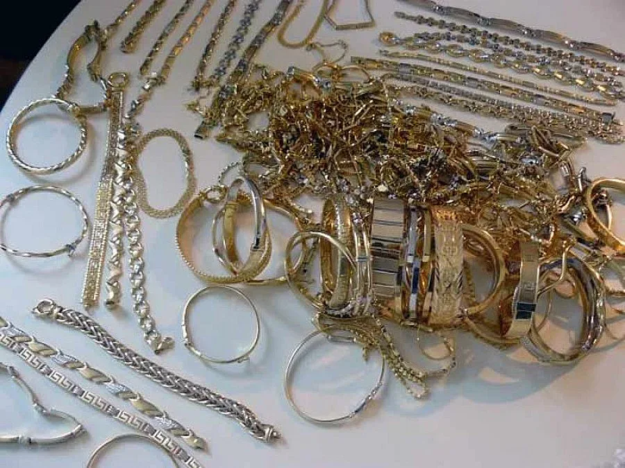 Митничари сгащиха пътник с кило злато в джоба