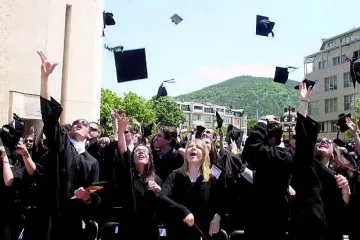 12 студентки дефилират благотворително