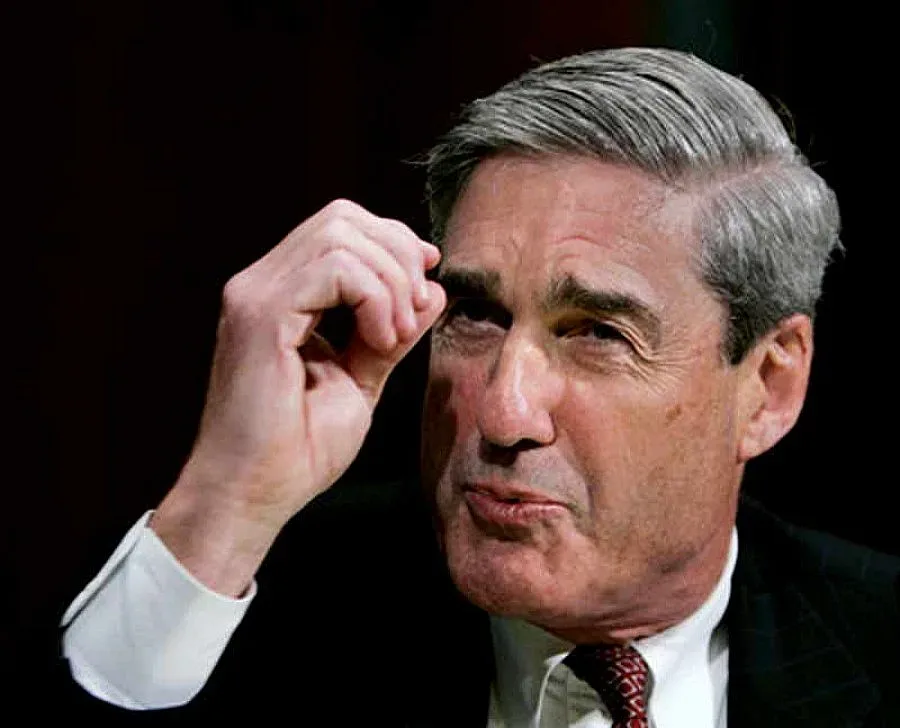 Пристига директорът на ФБР Робърт Мълър III 