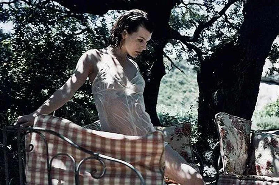 Мила Йовович лъсна гола за "Пирели"