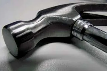 Крадци млатят с чук пощальонка за 2 бона