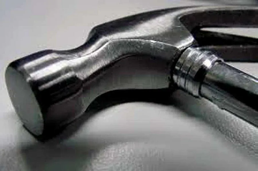 Крадци млатят с чук пощальонка за 2 бона