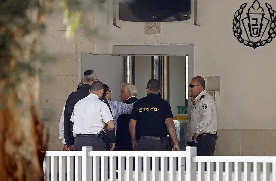 Бившият израелски премиер влезе в затвора