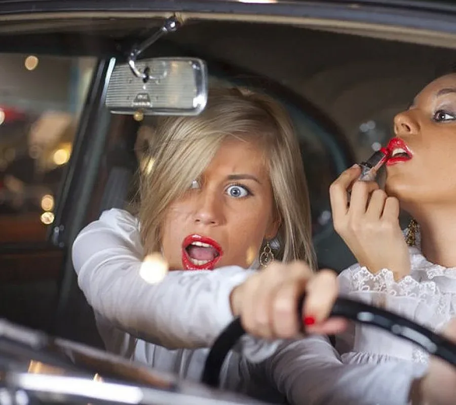 Жените шофират по-добре, когато ги хвалят
