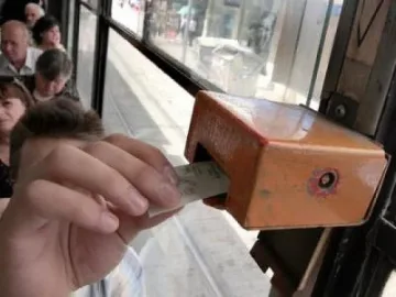 Любезни контрольори приканват гратисчиите да си купят билетче  