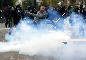 Бой в Атина на младежи и полицаи