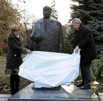 Паметник на Буров пред БНБ