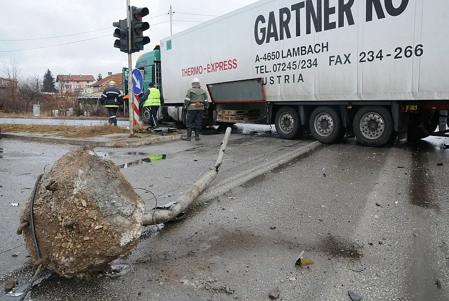 Австрийски тир помля "Дачия" и светофар