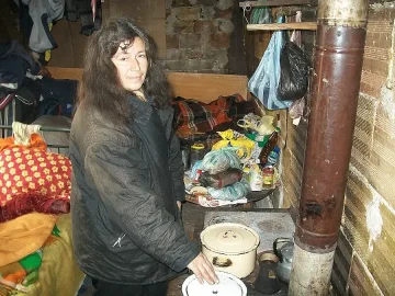 21 век: Брат и сестра учат на свещи в стая без ток и вода