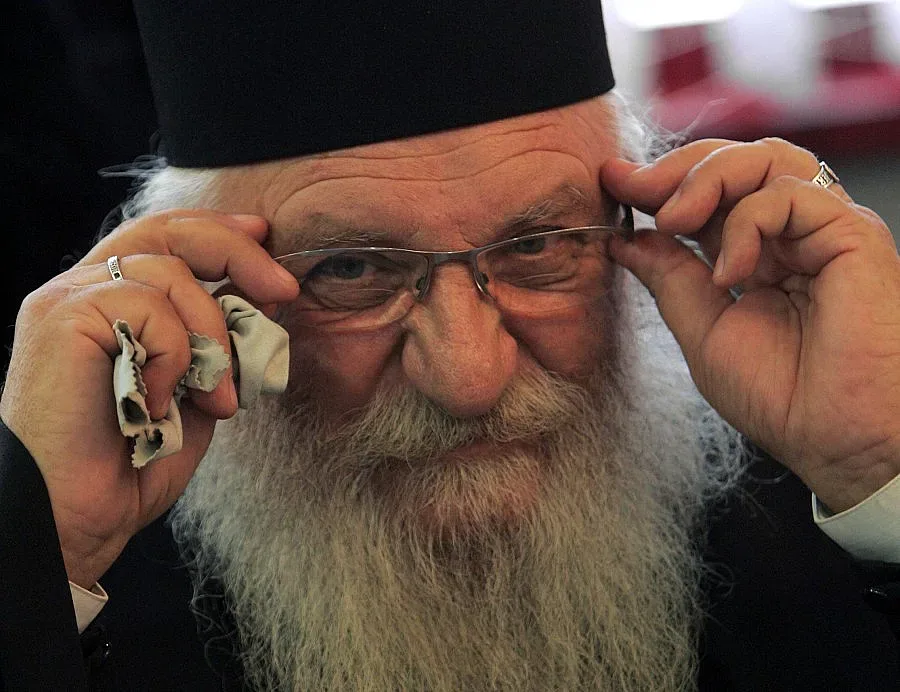 Министър Найденов носи риба на отец Иван в Нови хан 