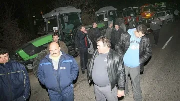 170 трактора обградиха "Св. Александър Невски"