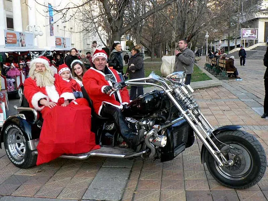 Дядо Коледа и Снежанка дойдоха в Добрич с мототриколка 