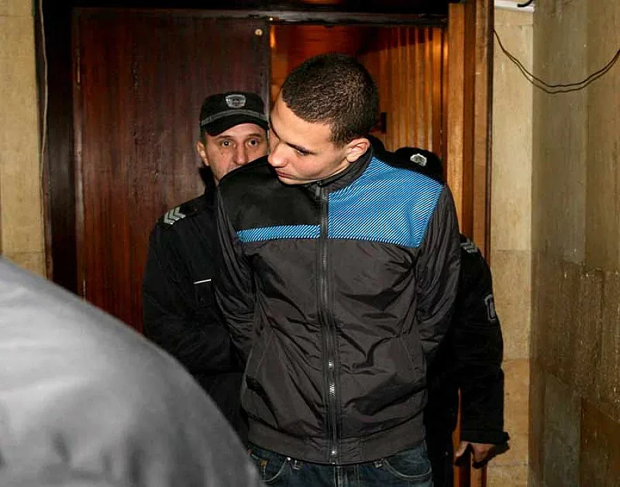 Майката на Вальо Бияча пали свещи за него