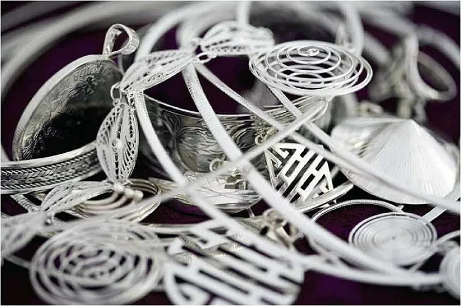 Сребро в колет спипано на митницата