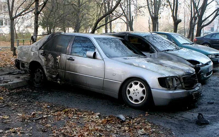 Пироманите в почивка, пламна случайно БМВ 