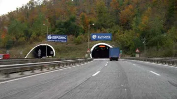 Катастрофа с 15 коли и два тира запуши тунел на магистрала "Хемус"