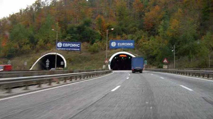 Катастрофа с 15 коли и два тира запуши тунел на магистрала "Хемус"