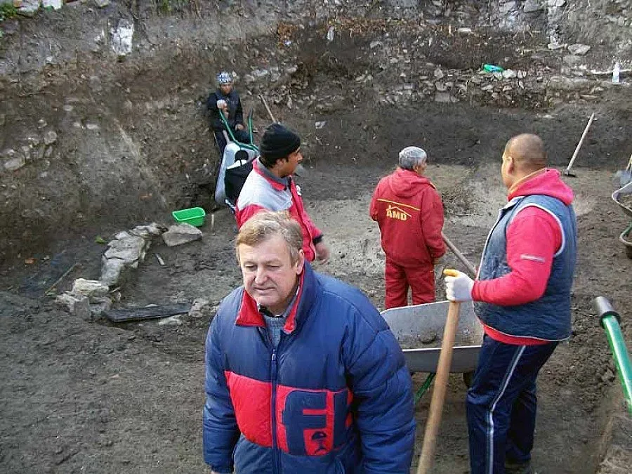 Изровиха триглав Цербер от бронз в Стара Загора