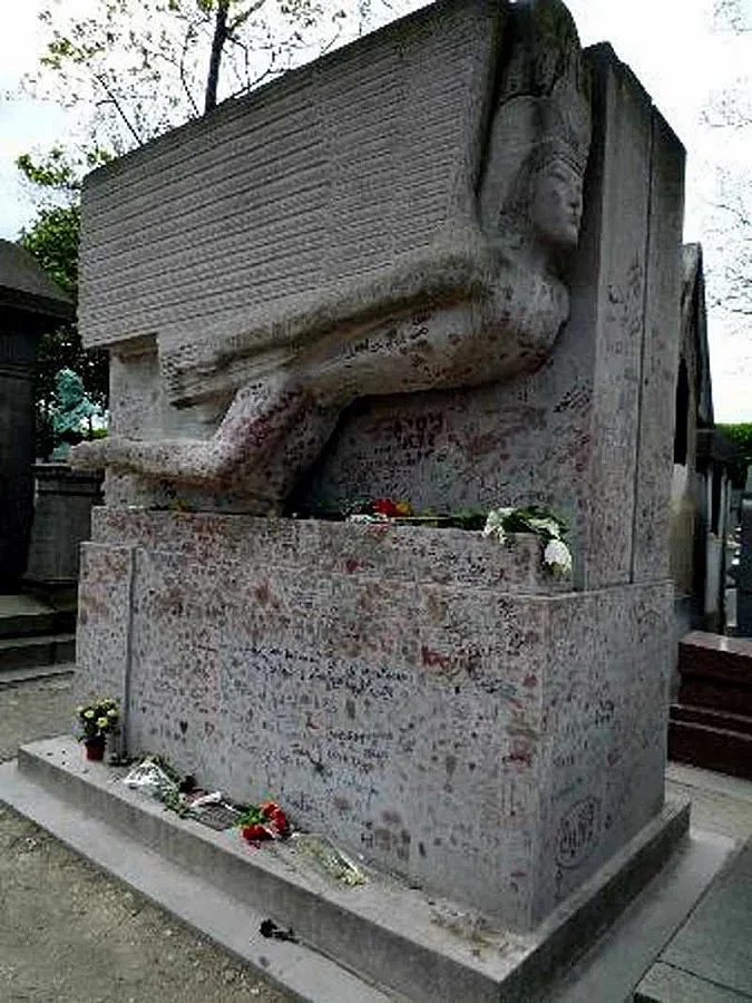 Чистят гроба на Уайлд от червило