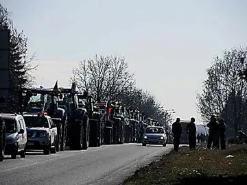 Учител припадна в блокадата на Дунав мост