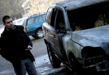 Подпалиха 13 коли във война за стикери