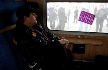 Влаковете тръгват отново