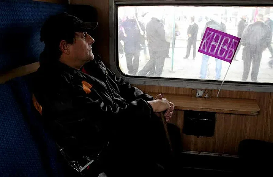 Влаковете тръгват отново