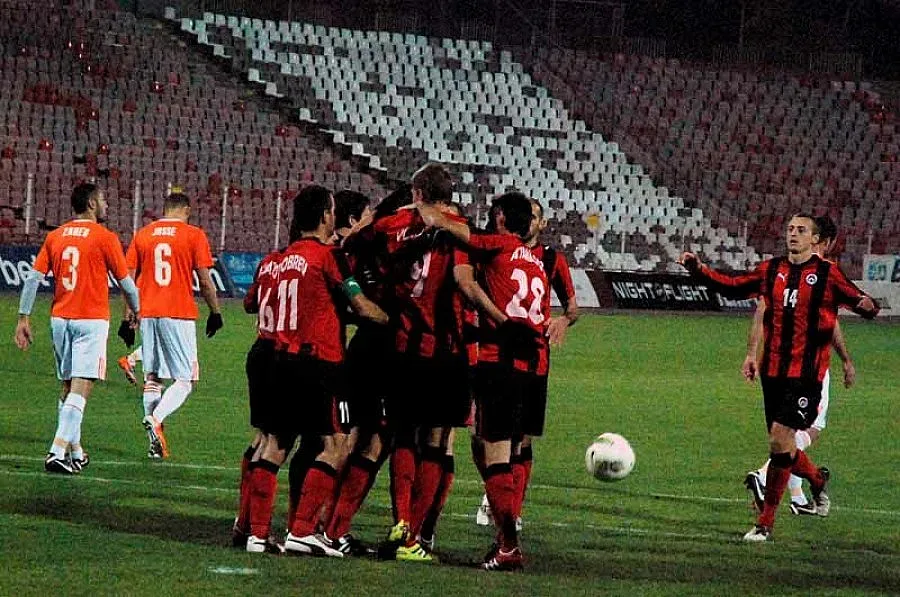 "Локо" (София) оцелява, но при нови заплати