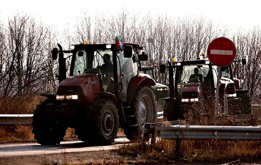 Трактори затвориха пътя при Плевен